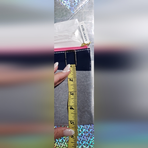 One Estee Lauder make-up zip bag, and two hand creams - Picture 5 of 6